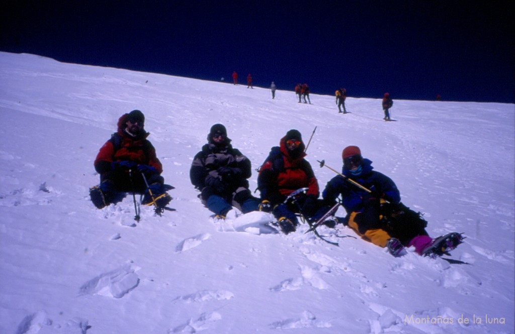 Descanso bajo la cima, en el descenso. De izquierda a derecha: Jesús Santana, Joaquín, Quique y Jesús Andújar. Detrás la fila de montañeros que aún suben a su cima